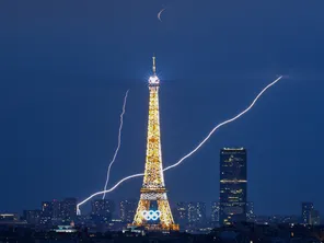 De la fourdre dans le ciel parisien cette nuit