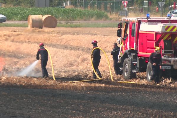 Treize pompiers mobilisés ce samedi, pour noyer le feu dans un champ de blé d'un hectare.