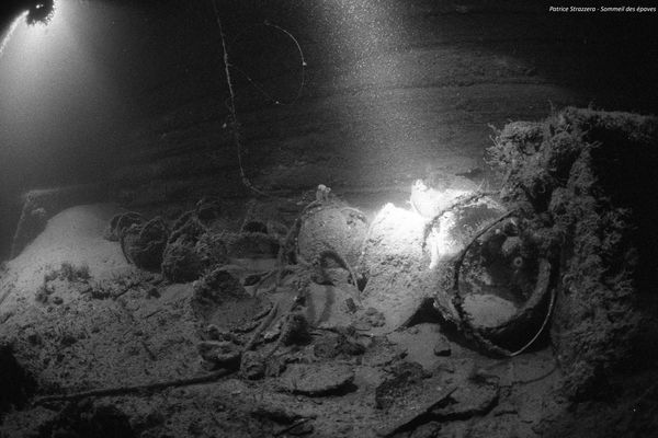 Des casques de soldats dans l'épave du Léopoldville qui repose par 55 mètres de fonds à 8 kilomètres de Cherbourg