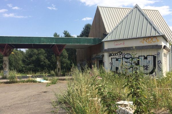 Après des années à l'abandon, l'ancienne station-service pourrait être rasée d'ici le printemps prochain.