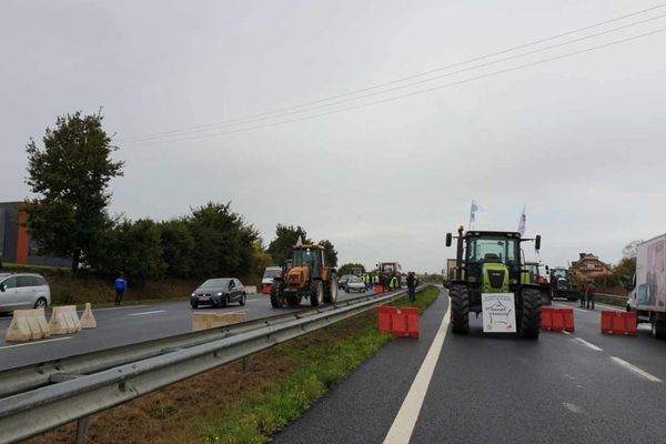 Les agriculteurs ont mis en place un barrage filtrant à Bréal-sous-Montfort (Ille-et-Vilaine)