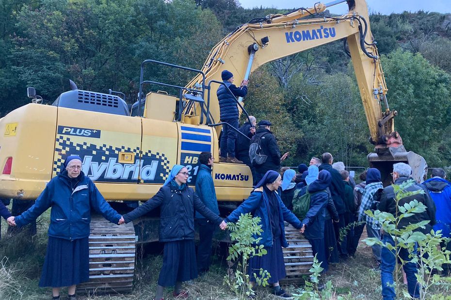 Vid Os Des Religieuses Se Mobilisent Pour La Reprise Du Chantier Du Centre Religieux De Saint