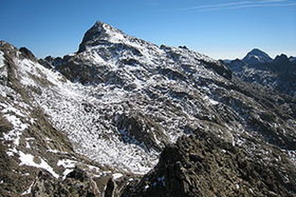 Le mont Clapier culmine à 3045 mètres d'altitude. C'est un objectif classique de randonnée à partir du refuge de Nice, dans les Alpes-Maritimes.