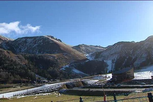 15 centimètres de neige en moins sur les hauteurs du Sancy. Seule la neige artificielle reste présente