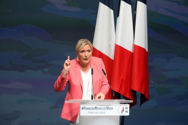 À Fréjus, Marine le Pen lance "Français, réveillez-vous"