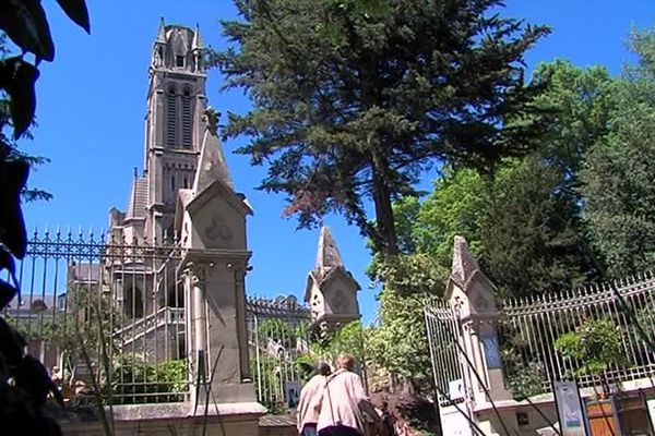 Cet hiver, la flèche du clocher a du être démontée pour des raisons de sécurité. L'association qui est propriétaire de cette réplique de la basilique de lourdes lance un appel aux dons.