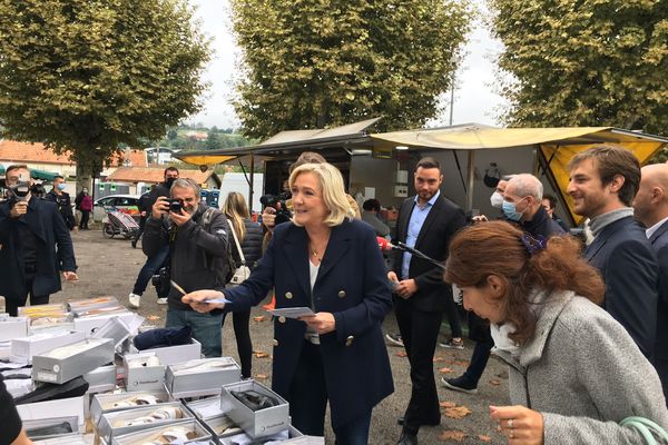 Marine Le Pen, en compagnie d'Alexis Jolly, responsable départemental du Rassemblement National, sur le marché de La Tour du Pin ce mardi matin.