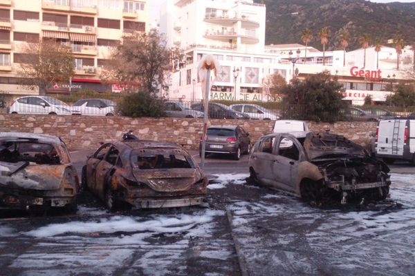 04/12/15 - Trois voitures détruites dans un incendie à Bastia (Haute-Corse)