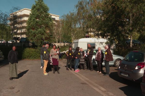 La famille, qui vit en caravane au pied des barres d'immeubles depuis le mois de juillet en passe d'être expulsée. Elle est soutenue par des associations comme Droit au Logement et Pas sans nous.
