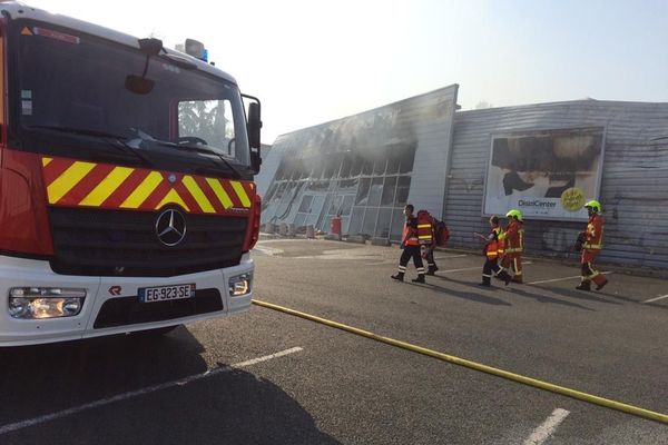 Le feu s'est déclaré à 15H dans le magasin Districenter pour une raison encore inconnue