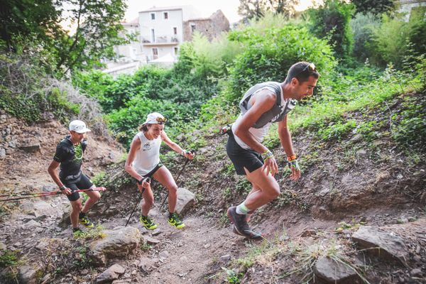 Anne-Lise Rousset au départ du GR 20, ce lundi 13 juin, aux côtés de ses pacers.