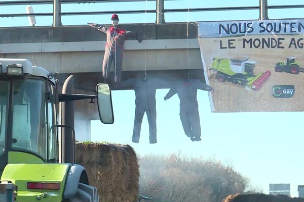 Les agriculteurs bloquent l'autoroute A64 près de Toulouse (Haute-Garonne), le 20 janvier 2023