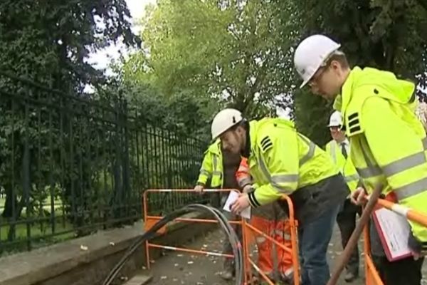 Un jeune salarié et son tuteur sur un chantier dans les rues de Rouen