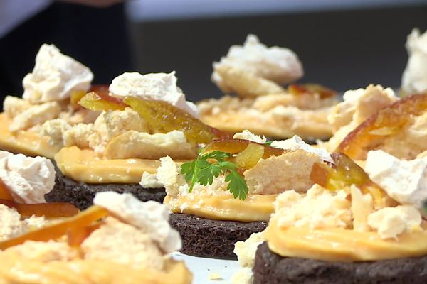 La tarte au chocolat et à l'orange sanguine, meringue au poivre que le chef périgourdin Maxime Lebrun propose ce jour-là au menu de sa cabane des restaurateurs sur une place de Sarlat alors que son établissement est fermé