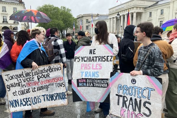 Jade Sergeant (au milieu) lors de la manifestation contre le projet de loi de la droite sénatoriale sur les mineurs transgenres, à Tours le 4 mai 2024.