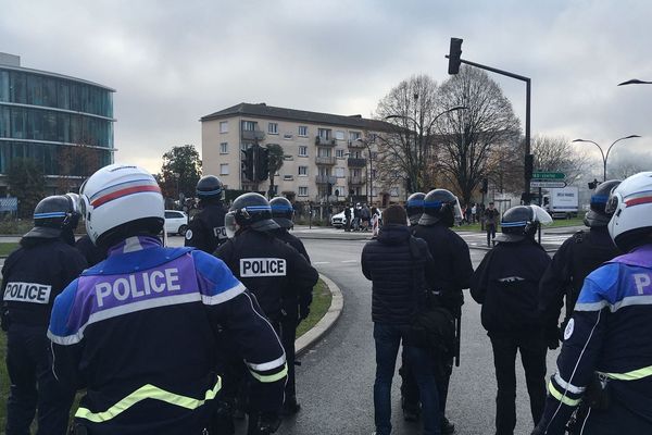 Les policiers devant le lycée Saint John Perse de Pau