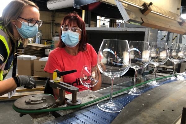 Dans l'usine Arc basée à Arques dans le Pas-de-Calais. Elle meploi 4 200 personnes et est un des plus gros employeurs privés du département.