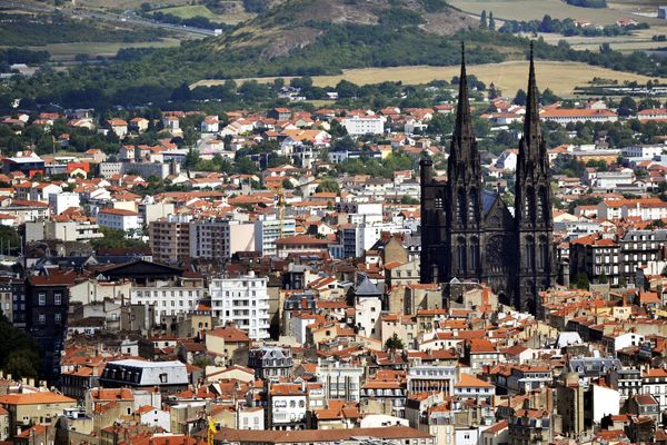 La ville de Clermont-Ferrand ne connaîtra pas le même destin que Détroit car, en France, l'équilibre budgétaire est obligatoire pour les collectivités territoriales. En revanche, elle a engagé une procédure judiciaire car elle est victime d'emprunts toxiques.