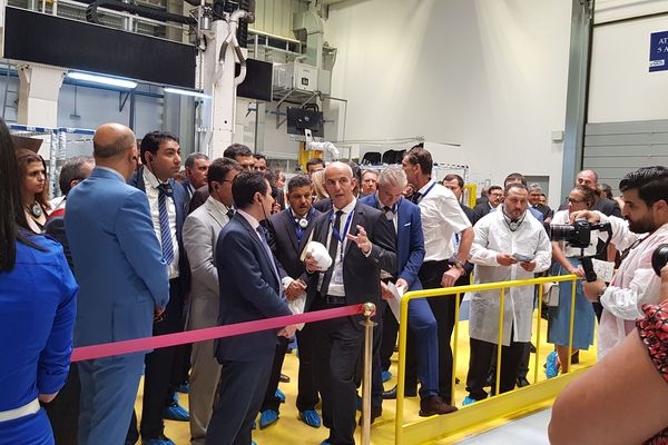 Jean-Yves Leccia, directeur général de corse Composites Aéronautiques, en Tunisie, devant la nouvelle machine 5Axes