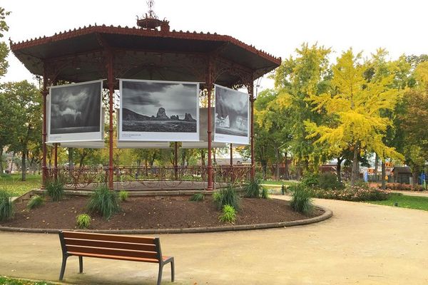 Sur le kiosque du jardin public de Rodez, l’exposition « Storm » de Mitch Dobrowner 