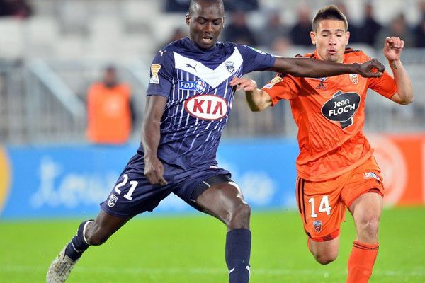 L'avant-centre bordelais Diego Rolan (dr.) en concurrence avec le milieu de terrain lorientais Didier Ndong (g.) pendant le match entre Bordeaux et Lorient, au Matmut-Atlantique de Bordeaux.