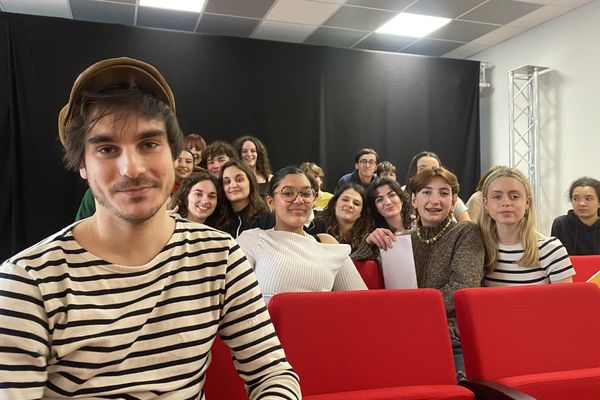 Le chanteur Gauvain Sers est le nouveau parrain de la classe théâtre, musique et danse du lycée Victor Hugo, à Poitiers.