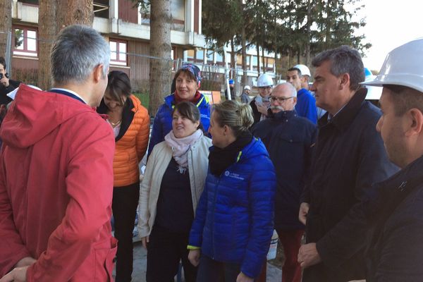 Laurent Wauquiez a présenté la charte de préférence régionale signée avec les entreprises du bâtiment et de l'artisanat sur le chantier de rénovation d'un lycée au Puy-en-Velay.