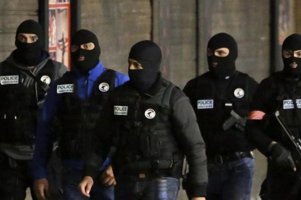 Des policiers anti-terroristes à Saint-Denis mercredi 18 novembre 2015.