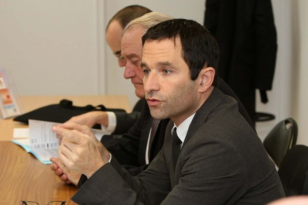 Benoit Hamon participe à une réunion avec des demandeurs d'emploi