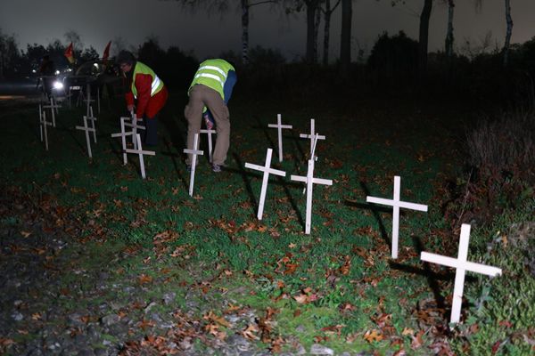 Pour symboliser la mort de leur usine, les salariés du site Michelin à Vannes ont planté des croix devant leur site de production ce vendredi 8 novembre 2024.