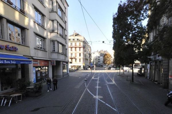 Un feu de cuisine s'est déclaré ce samedi 19 janvier, au petit matin, dans un restaurant situé au rez de chaussée d'un immeuble d'habitation de 3 étages de la rue du Vieux Marché aux Vins.