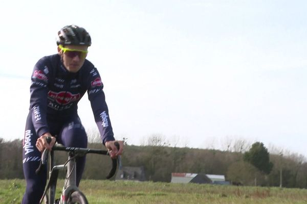 Antoine Benoist, double champion de France espoirs de cyclo-cross, à l'entraînement sur les routes costarmoricaines. 