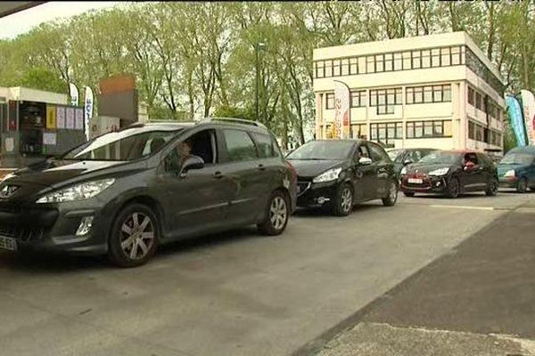 File d'attente pour les carburants à Bourges dans le Cher - samedi 21 mai 2016