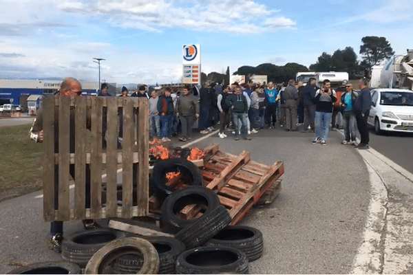 400 viticulteurs bloquent un centre commercial Leclerc à Carcassonne le 8 mars 2023.