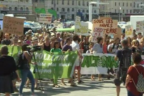 La marche pour le climat a rassemblé entre 700 et 2.500 personnes cet après-midi sur le Vieux Port de Marseille