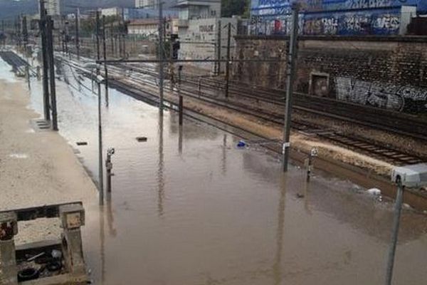 L'entrée de la Gare de Toulon sous les eaux en fin de matinée.