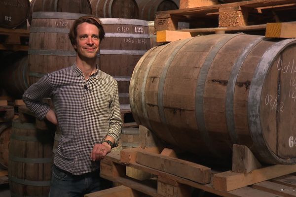 Etienne d'Hautefeuille produit du whisky et du gin à Beaucourt-en-Santerre, dans la Somme.