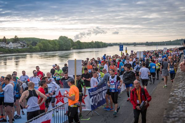 Des coureurs au départ du marathon de la Loire, édition 2017