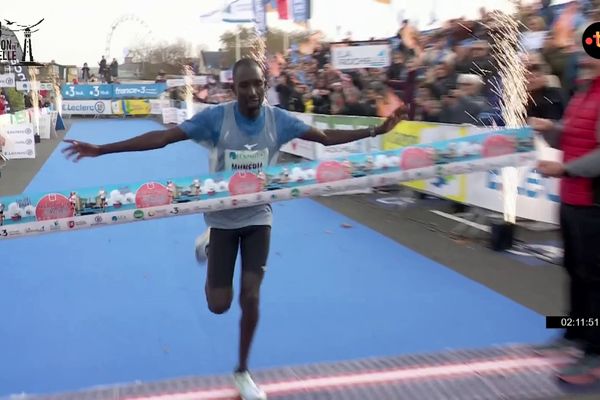 Charles Munéria arrive 1ᵉʳ du Marathon de La Rochelle 2024.