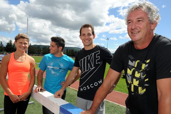 Marion Lotout, Valentin Lavillenie et Renaud Lavillenie, (De gauche à droite) les 3 athlètes sélectionnés pour les mondiaux de Moscou en Saut à la perche, avec leur entraîneur Philippe d'Encausse.