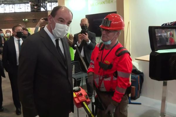 Le Premier ministre et les ministres de l'éducation et du travail sont à Lyon pour les finales des Olympiades des métiers, les "World skills". Des compétitions entre jeunes professionnels d'une cinquantaine de corps de métiers. Un bol d'air après une journée de grève massive dans l'éducation nationale.