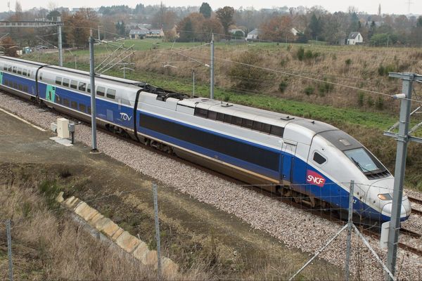 Un TGV Ouest à l'essai sur la nouvelle ligne entre Rennes et Le Mans. (llustration)