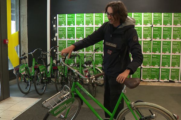 Depuis deux ans, la Métropole de Lyon permet la location gratuite d’un vélo à l’année pour les étudiants, demandeurs d’emploi, ou en parcours d’insertion de 18-25 ans.