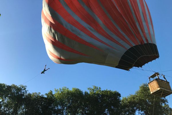 le Cirque Inextremiste a improvisé un spectacle de rue... dans le ciel!