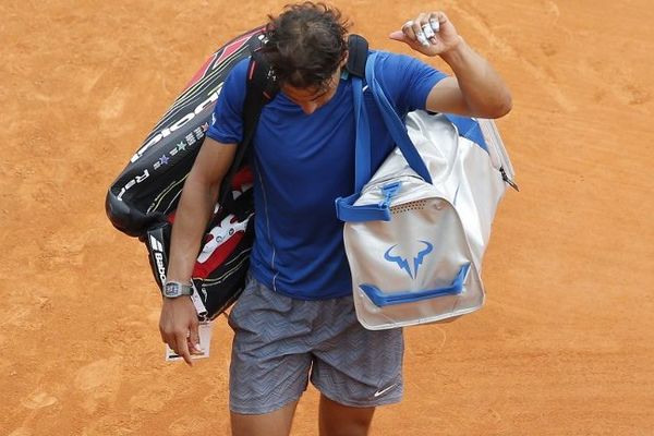 Nadal quitte le court central après sa défaite contre Ferrer en quart de finale