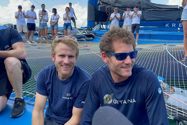 Le vainqueur, Charles Caudrelier, est venu saluer son dauphin, François Gabart à son arrivée à Pointe-à-Pitre. Route du Rhum 2022.