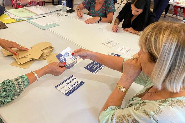 Législatives 2022 : la majorité présidentielle peine à définir une consigne de vote claire en cas de duel Nupes-RN au second tour... Que vont faire les partis au second tour ?