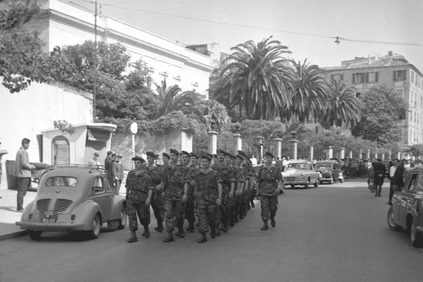 Le 24 mai 1958, les parachutistes du capitaine Mantei défilent dans les rues d'Ajaccio. C'est le début de 2 jours d'insurrection populaire dans l'île.