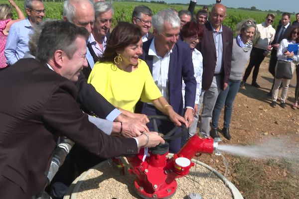 La présidente de la Région était dans le Gard ce mardi 23 mai. Carole Delga a inauguré un nouveau tronçon du réseau hydraulique régional sur le secteur des collines des Costières au Sud de Nîmes.