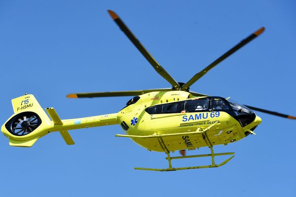 La victime a été héliportée vars un hôpital de Lyon par les équipes de secours.